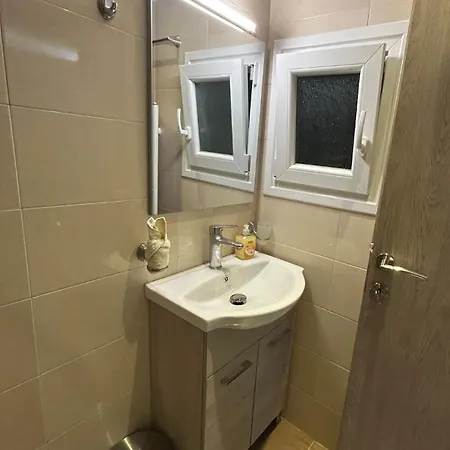 Uptown40 Ground Floor With Easy Free Street Parking * Thessaloníki